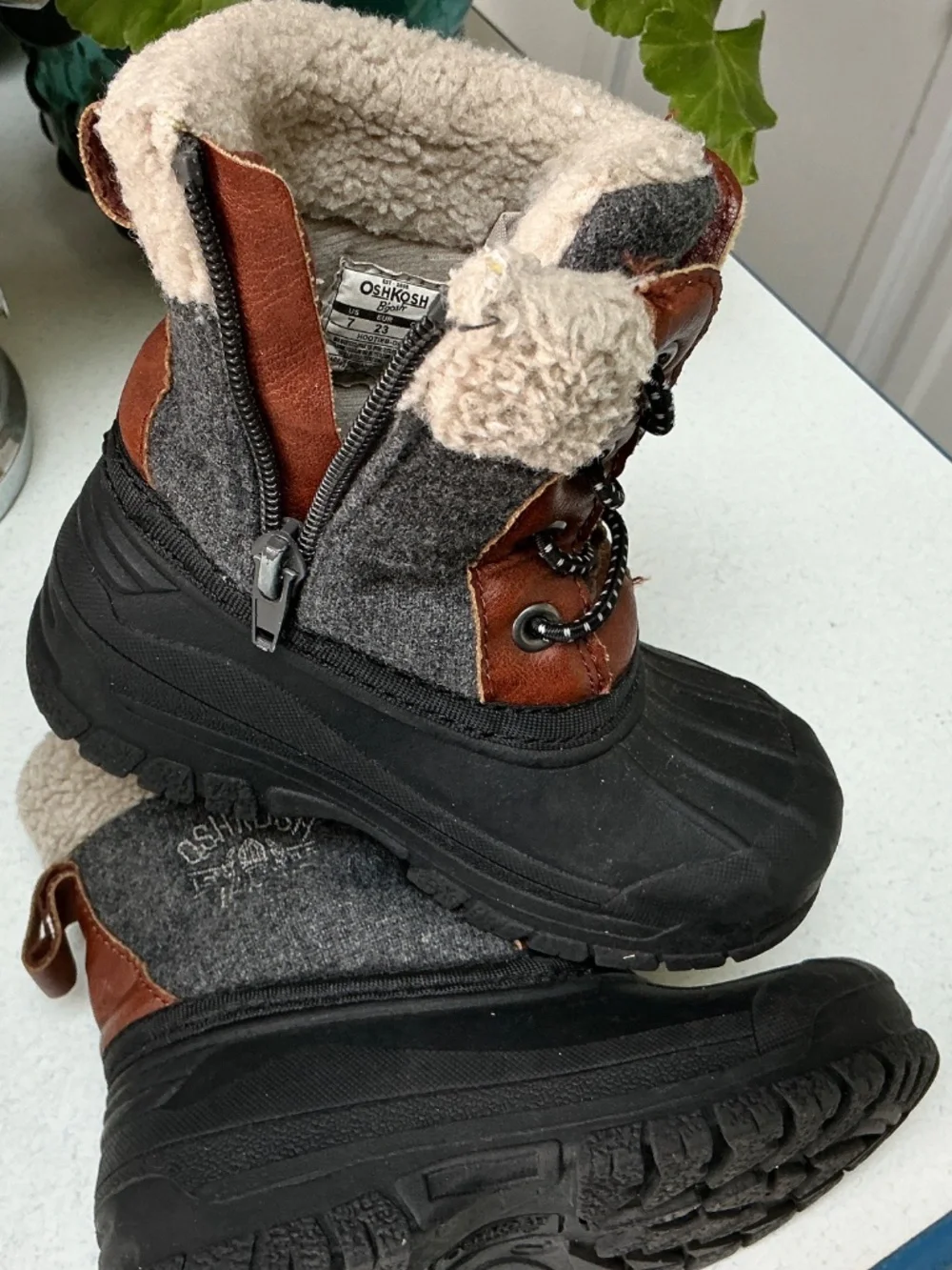 OshKosh B’Gosh Child’s Size 7 Boots
